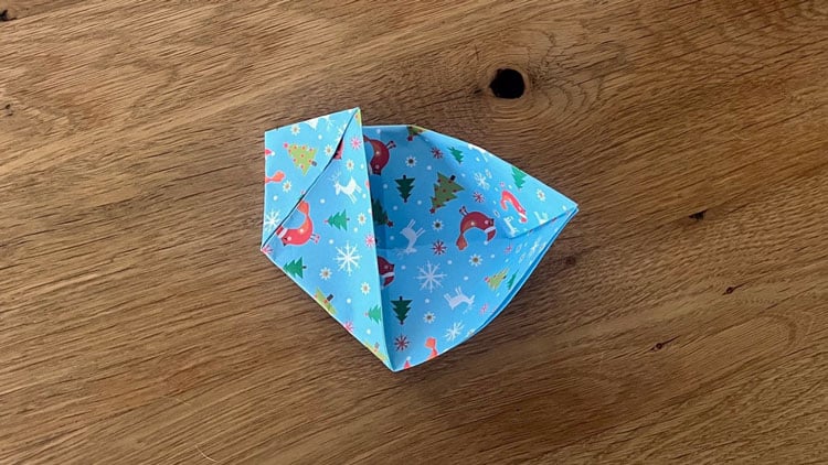 Bastelschritt Teelichthalter aus Papier