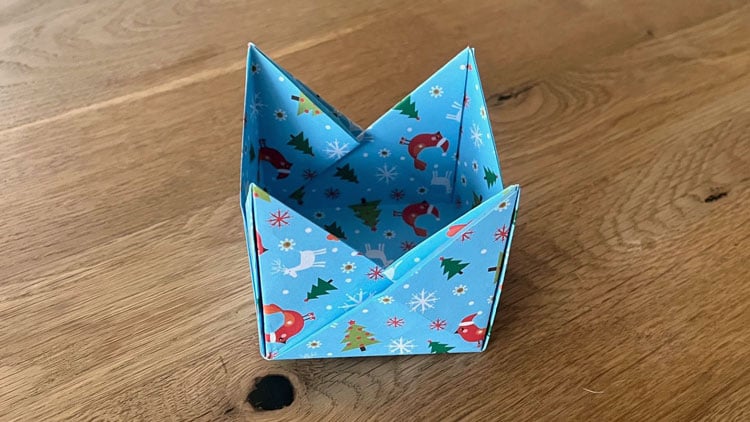 Bastelschritt Teelichthalter aus Papier