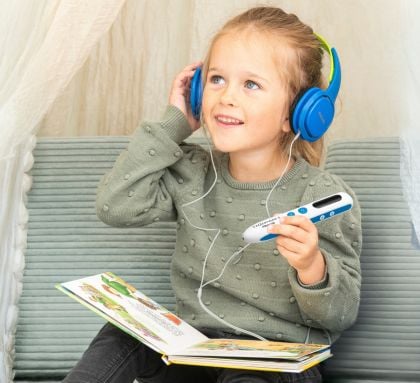 Tellimero EDU Mädchen trägt Kopfhörer und lernt mit Tellimero EDU