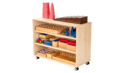 Montessori-Lernmaterial in einem fahrbaren Wagen mit 3 Fächern
