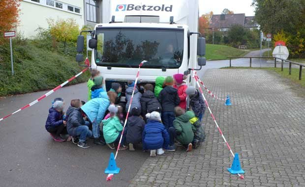 Kinder stehen im toten Winkel