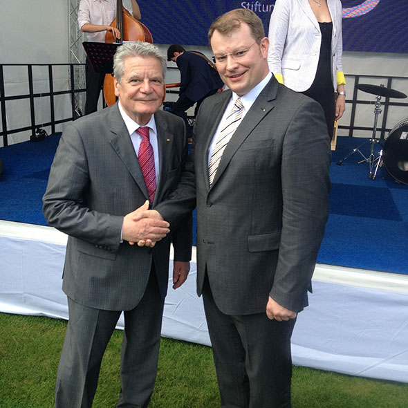 Ulrich Betzold schüttelt Hand mit ehemaligem Bundespräsident Gauck