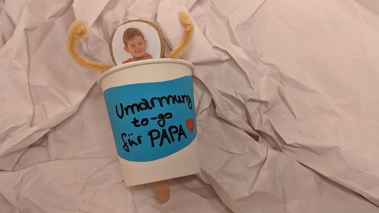 Umarmung to-go für den Vatertag gebastelt mit einem Pappbecher aus dem Betzold Online-Shop.