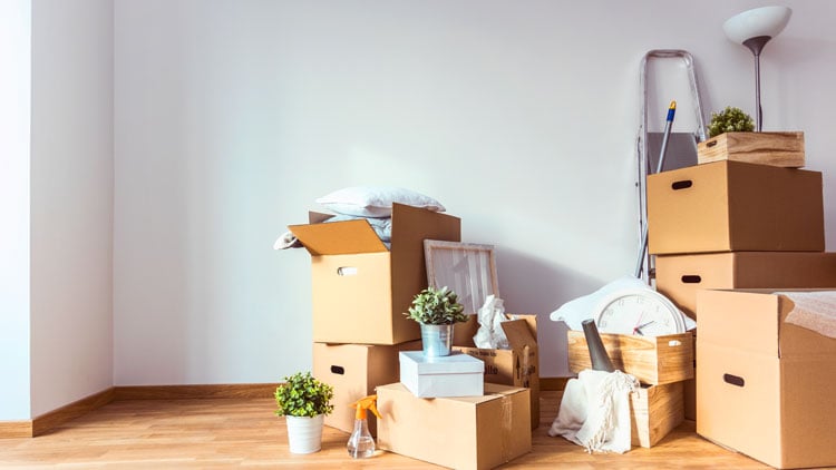 Umzugskartons in sonst leerem Zimmer