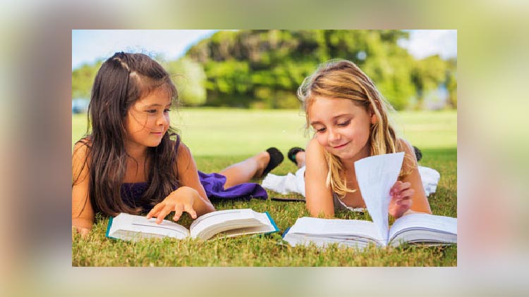 Schülerinnen lesen Bücher