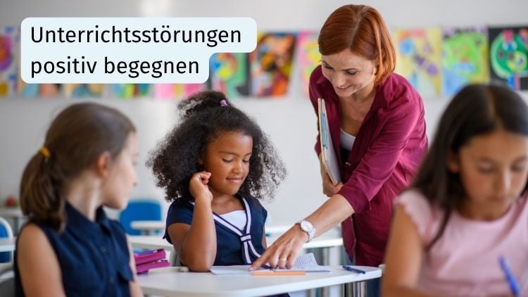 Lehrerin hilft Schülerin