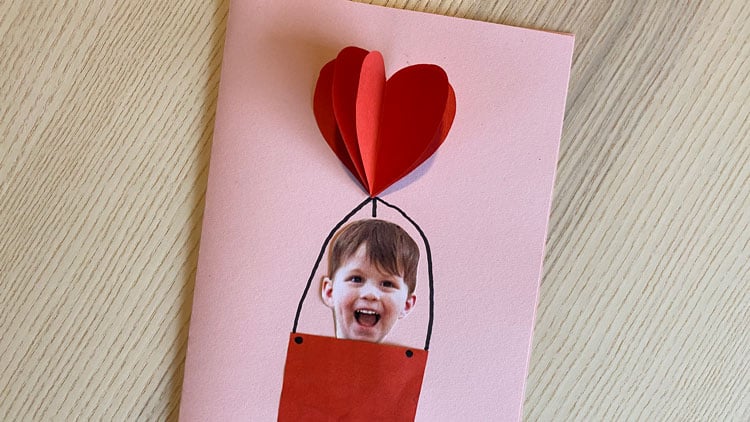 Selbstgebastelte Grußkarte zum Valentinstag mit einem Heißluftballon aus Tonpapier von betzold.de