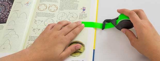 Grünes Washi-Tape im Schulbuch