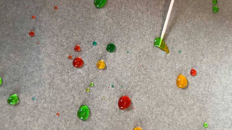 Wasser und Lebensmittelfarbe sorgen auf Backpapier für faszinierende Experimente.