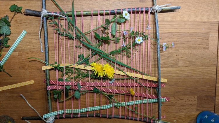 gebastelter Webrahmen mit Blumen