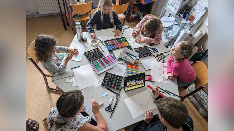Kinder arbeiten an einem Tisch