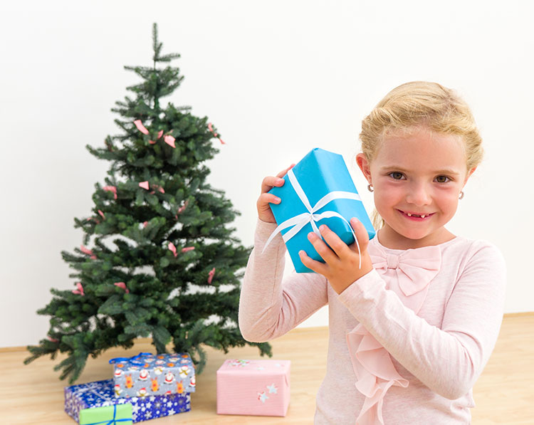 Kind vor Weihnachtsbaum