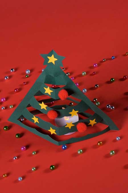 Aus der Download-Vorlage und einem Blatt Papier plus Schere entsteht schnell ein Weihnachtsbaum aus Papier.