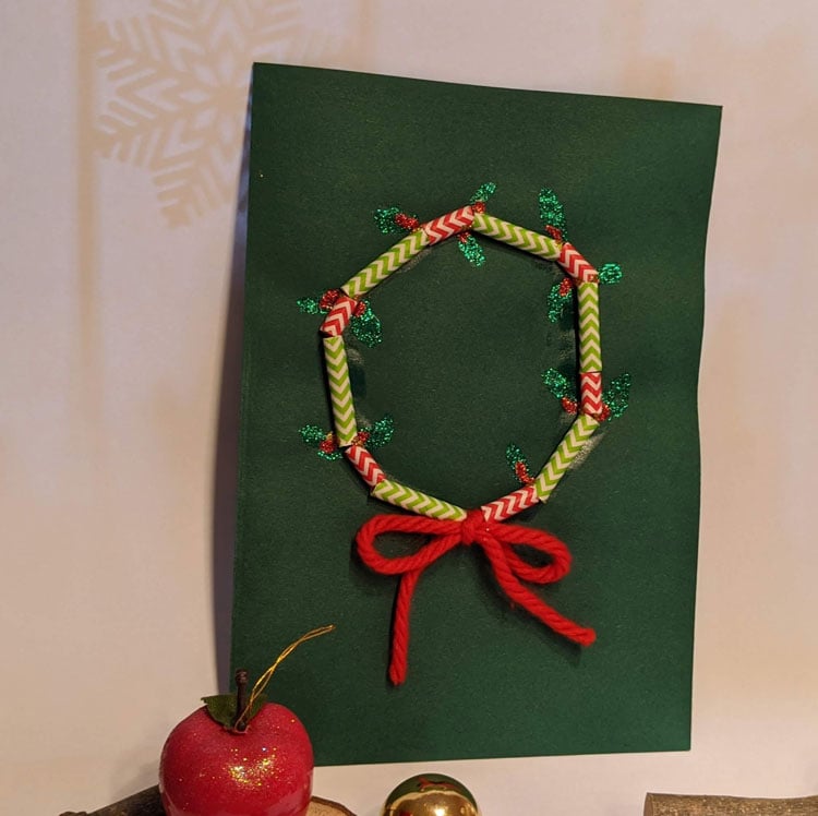 Weihnachtlicher Kranz aus Trinkhalmen gebastelt.