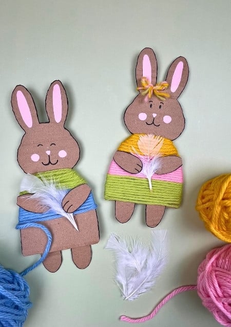 Osterhase aus Pappe, der mit Wolle umwickelt ist