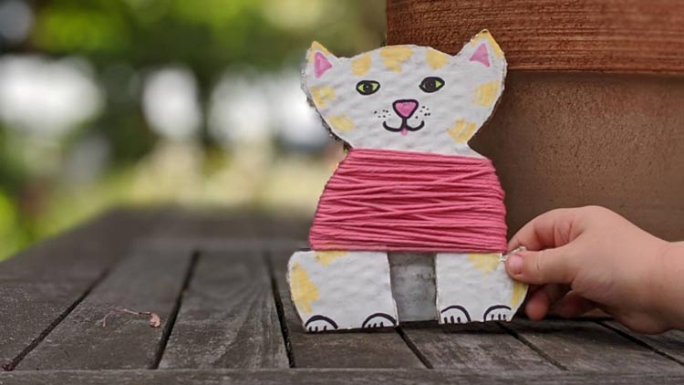 Katze aus Pappe gebastelt und mit Wolle aus dem Betzold Online-Shop umwickelt.