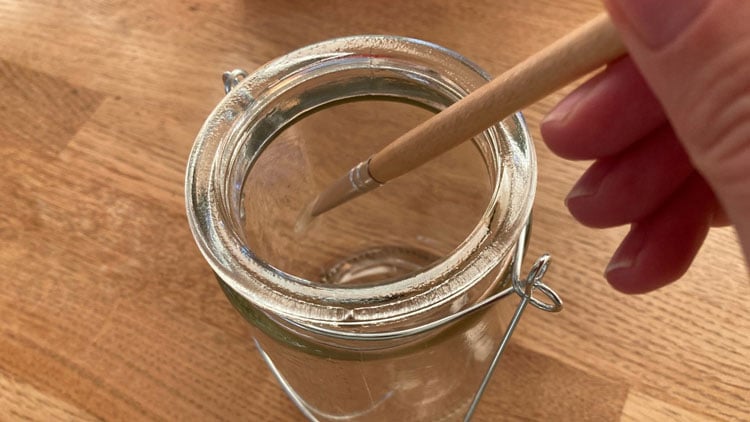 Windlicht mit Kleister einstreichen