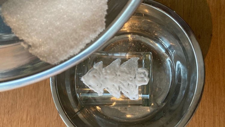 Zucker auf das Motiv streuen