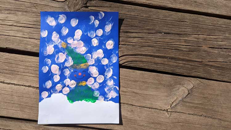 Weihnachtskarten lassen sich mit ein wenig Fingerfarbe leicht verzieren und individuell mit Fingerstempel-Motiven gestalten.