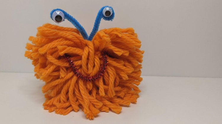 Monster aus Wolle gebastelt und mit Pfeifenputzern aus dem Betzold Online-Shop verziert.