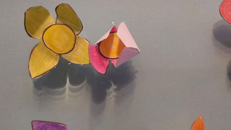 Papierblumen öffnen sich im Wasser