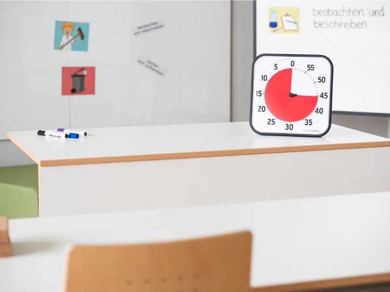 Konzentration Time Timer Time Timer steht auf dem Pult vor einer Tafel