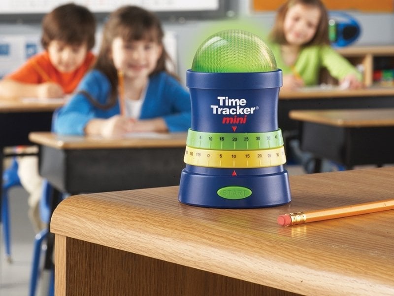Time-Tracker steht auf einem Tisch im Klassenraum