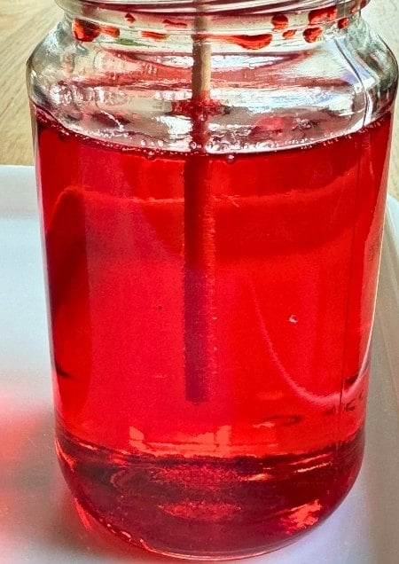 Zuckerkristalle einfach selbst machen, mit einem Holzstäbchen, Wasser und Zucker.
