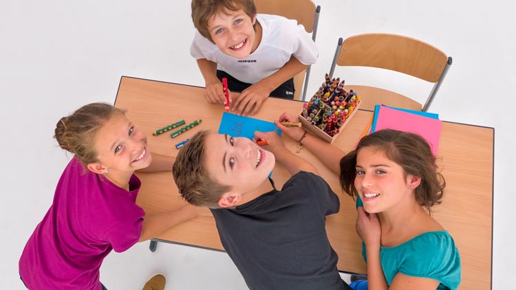 4 Kinder am Schultisch