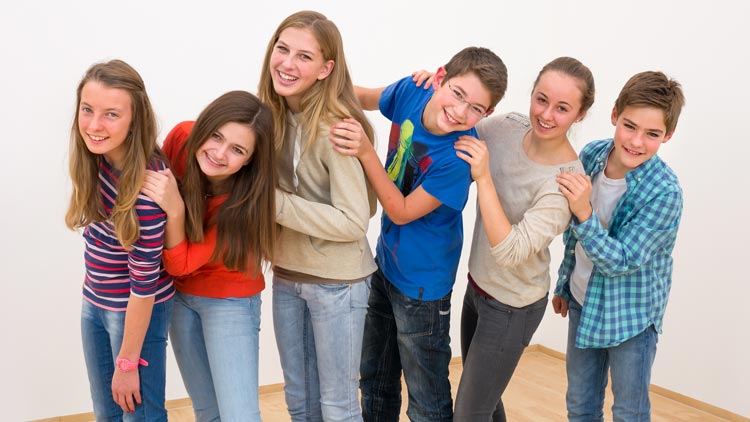 Kindergruppe in Reihe stehend