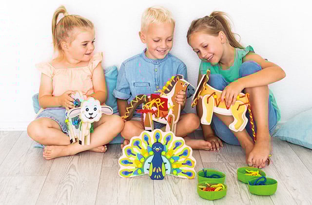 Kinder spielen mit Holzspielzeug
