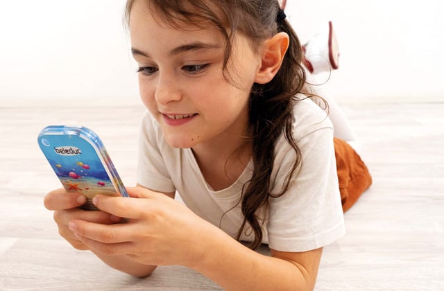 Kind spielt mit dem beleduc-Spielhandy