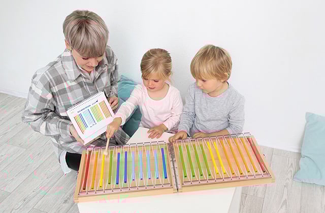 Kinder machen mit Klangkoffer Musik