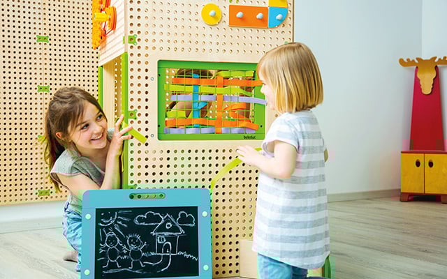 Kinder spielen mit PLUG it Wandsystem von beleduc
