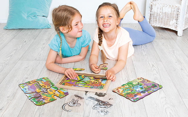 Kinder legen Puzzles von beleduc