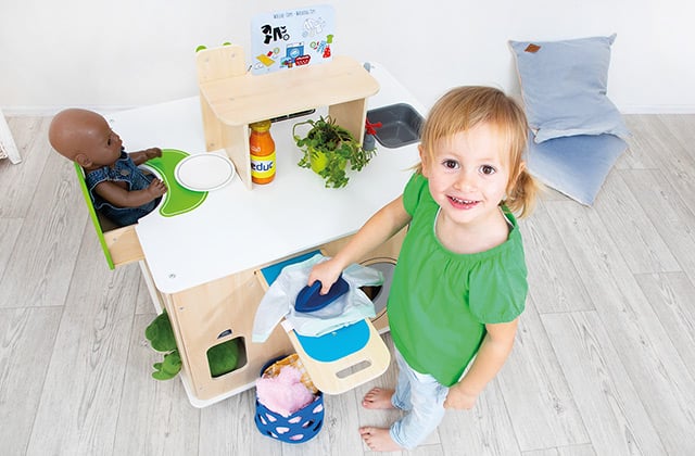 Kind spielt mit Kinderküche