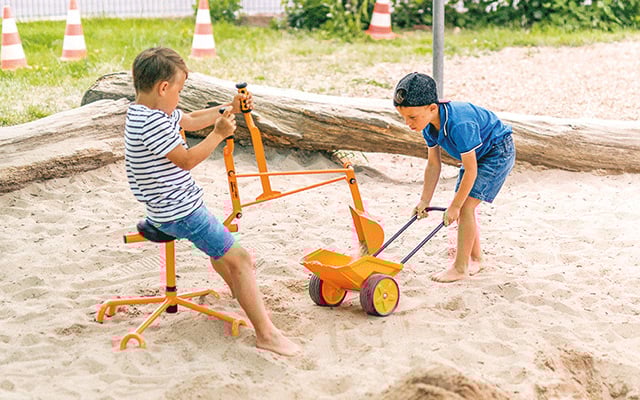 Kinder spielen mit Sandspielzeug im Sandkasten
