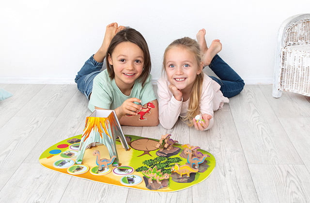 Kinder spielen ein Lernspiel von beleduc