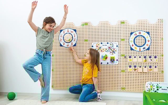 Kinder spielen mit PLUG it von beleduc