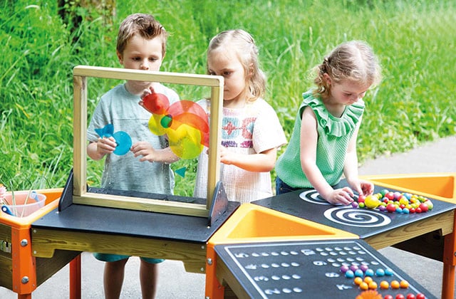 Kinder spielen in Outdoor-Spielzeug von TopPlay