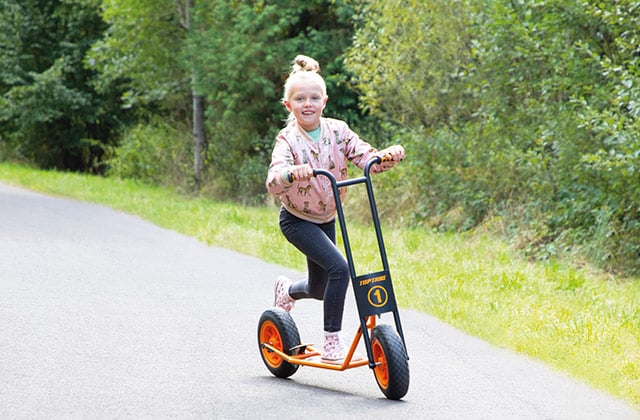 Kind fährt mit Spielfahrzeug von TopTrike
