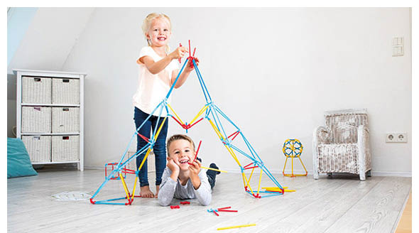 Kinder bauen mit dem Flexistix-Architektur-Bausatz