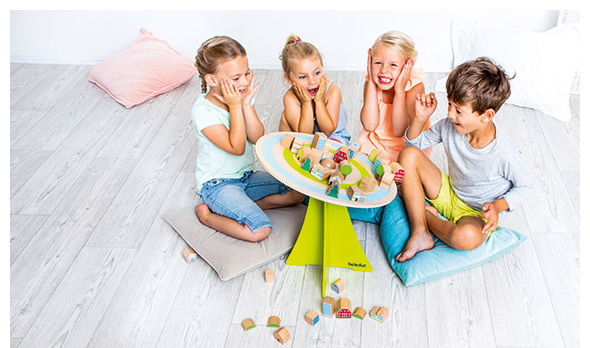 Kinder spielen mit beleduc Balancierspiel