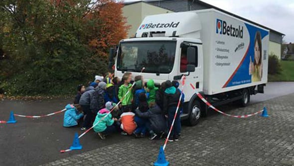 Kinder bei der Verkehrssicherheitsausbildung vor einem LKW