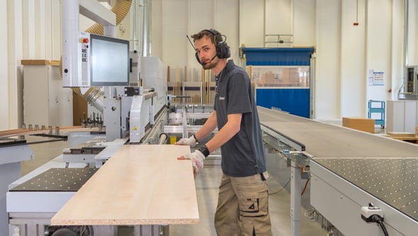 Mitarbeiter arbeitet mit Holzmaschine