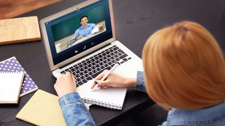 Frau schaut Lernvideo