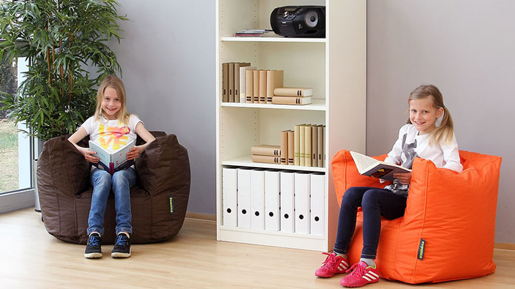 2 Mädchen lesen in der Leseecke