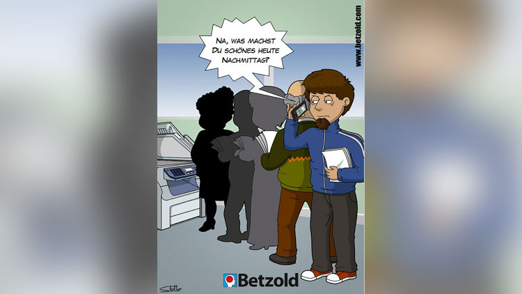 Lehrer wartet in Schlange vor Kopierer