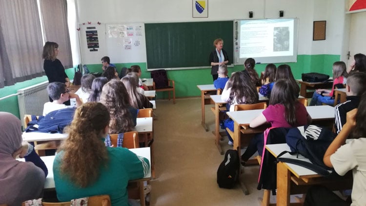 Klassenzimmer mit Tierschutzbildern an Wand