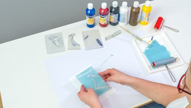 Drucktechnik - Vogelvorlage mit erster Farbe bemalt